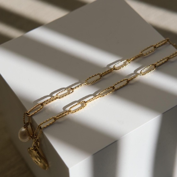 ✨CLOSING SALE✨ Retro Inspired Gold Elizabeth Coin Pearl Necklace - Picture 2 of 8